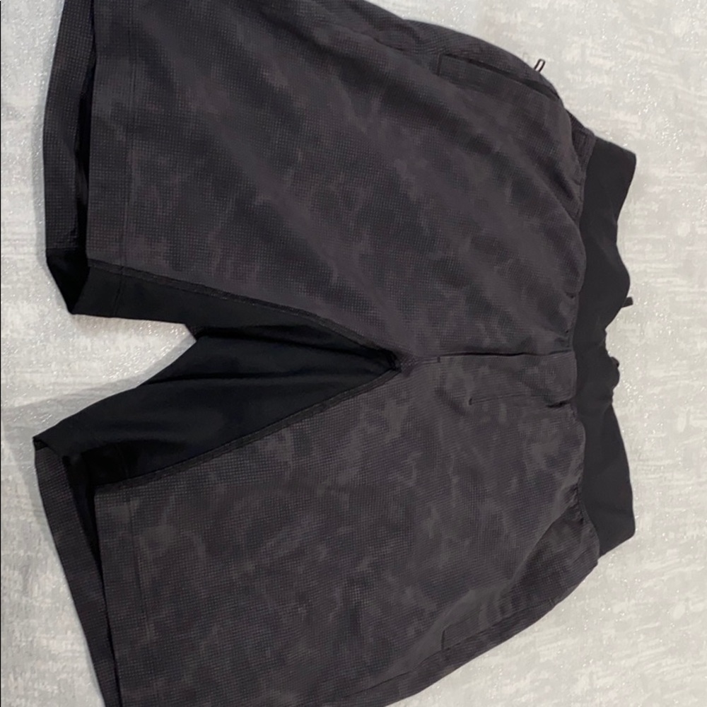 Men’s LuLu pace-breaker reflective shorts
